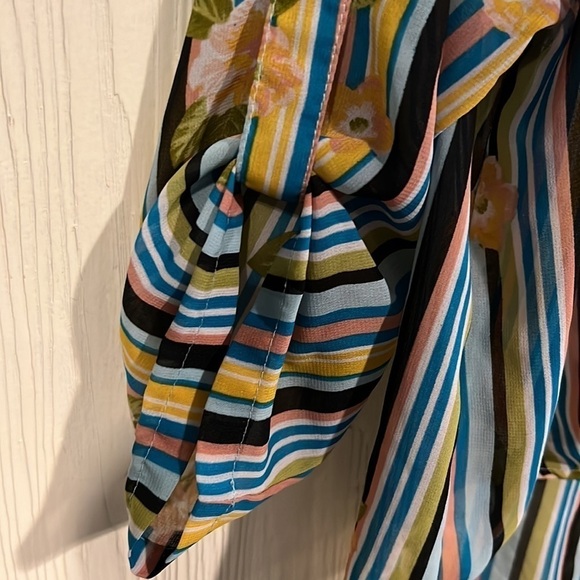 Mileage BLOUSE WITH TIE WAIST AND LONGER SHIRT TAIL BACK size.XL - Picture 3 of 12